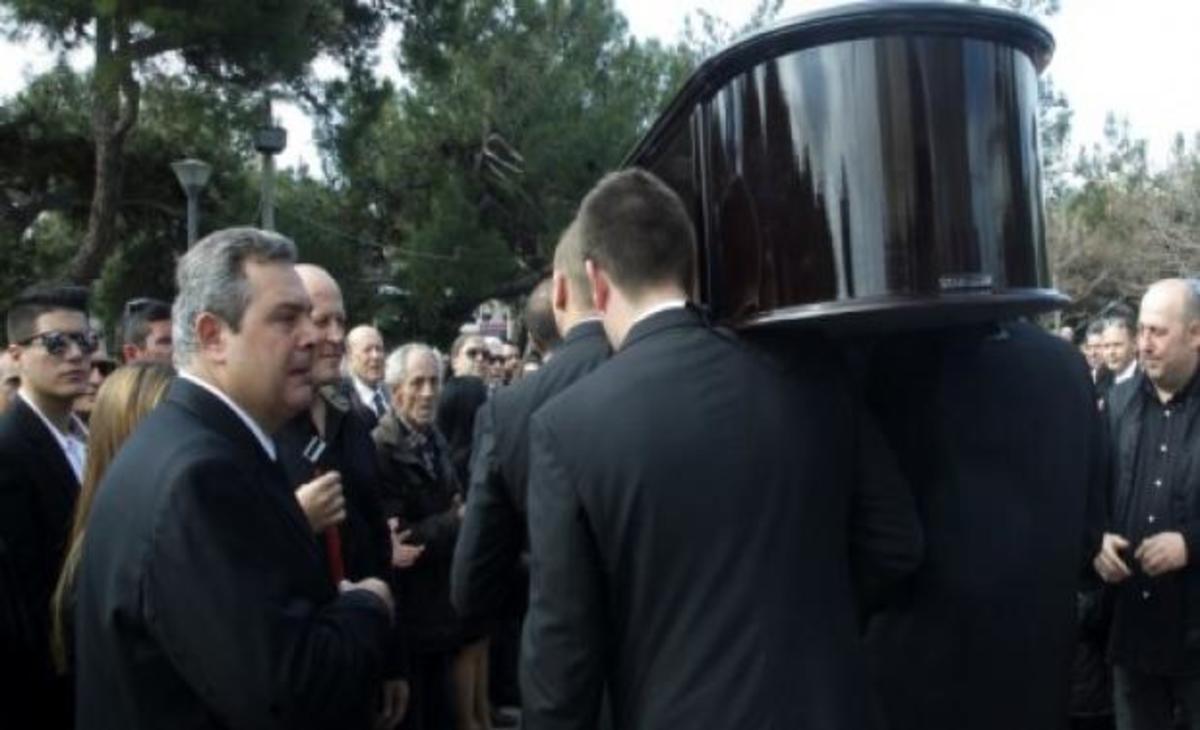 Συντετριμμένος ο Πάνος Καμμένος στην κηδεία του πατέρα του (ΦΩΤΟ)