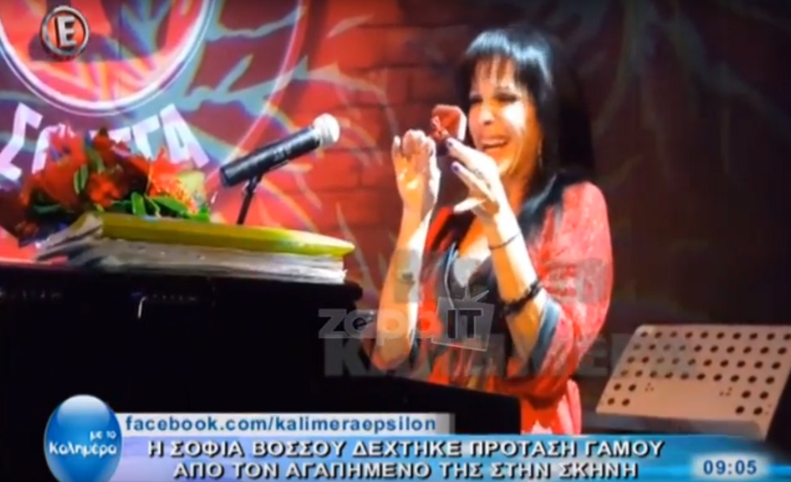 Έκανε πρόταση γάμου στη Σοφία Βόσσου την ώρα που τραγουδούσε στη σκηνή