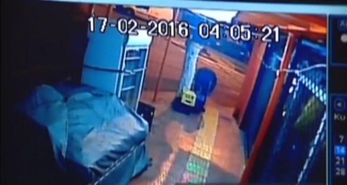 Ντοκουμέντο – Η στιγμή που ο δράστης βάζει τη βόμβα στο μανάβικο – ΒΙΝΤΕΟ