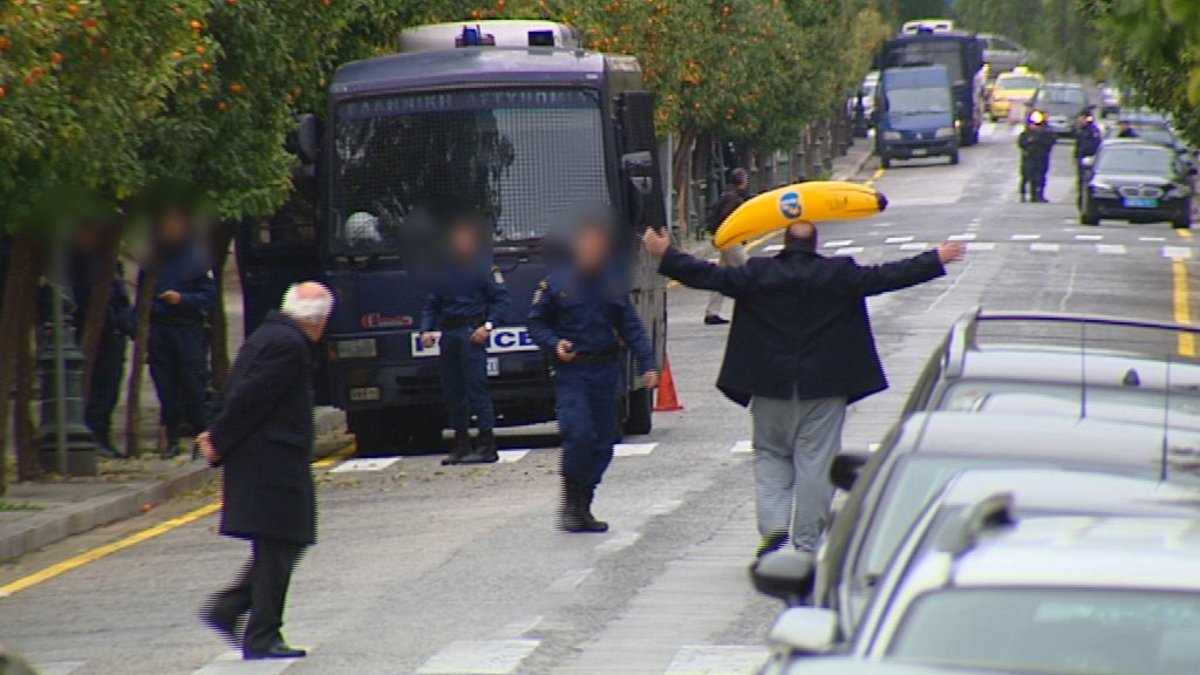 Το «Ό,τι να 'ναι» τεστάρει τα μέτρα ασφαλείας στο Μέγαρο Μαξίμου