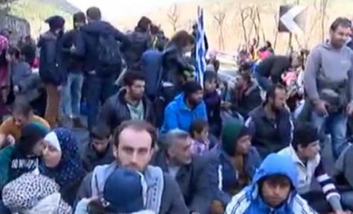 Τέμπη: Πρόσφυγες με παιδιά στην αγκαλιά στην εθνική οδό