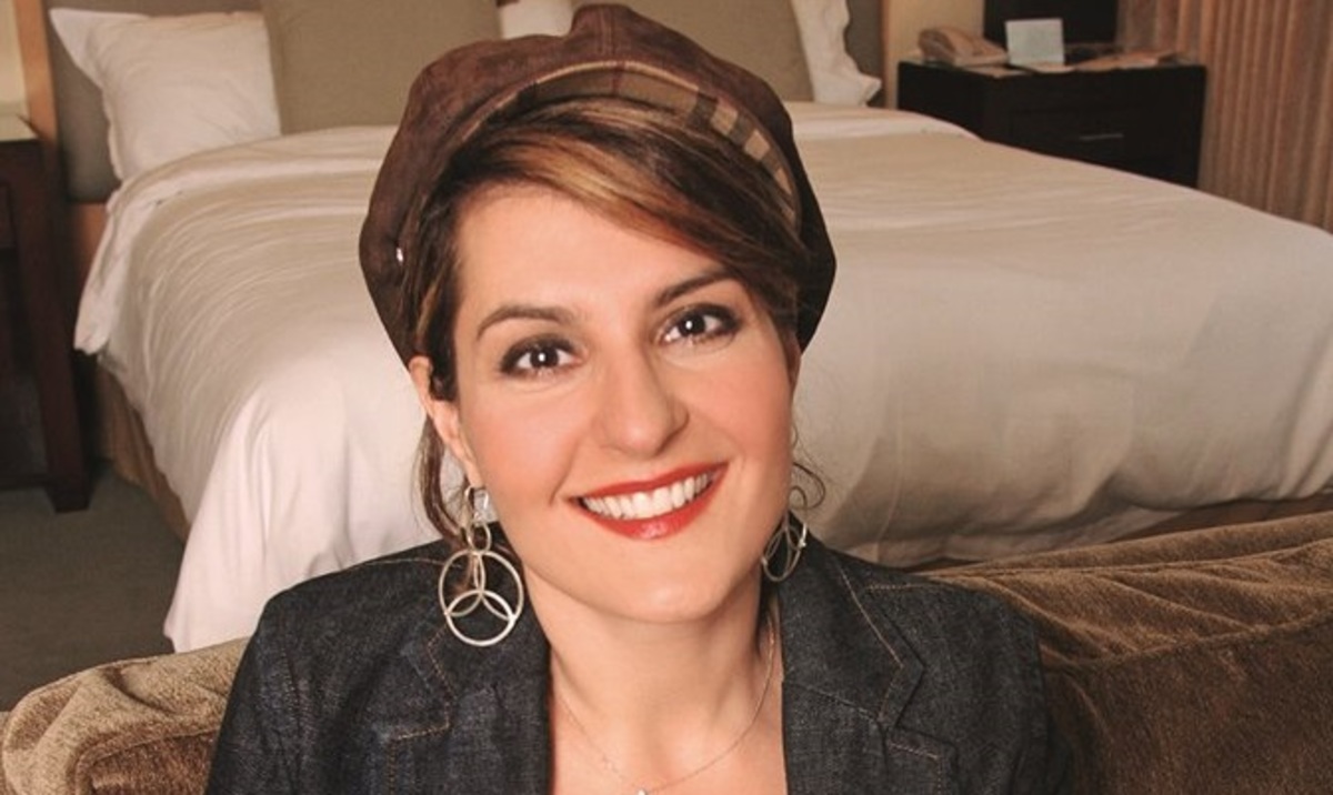 Nia Vardalos: «Αυτό που αγαπώ πιο πολύ στην Ελλάδα είναι να κάνω ηλιοθεραπεία topless»!