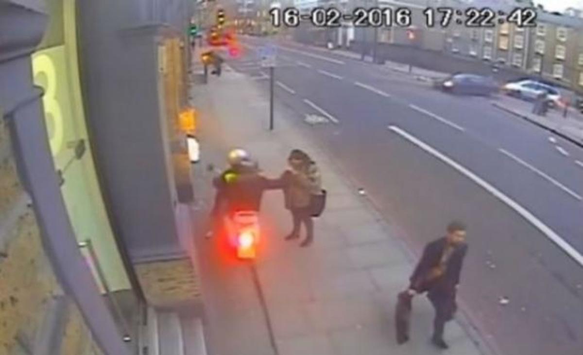 Αυτός είναι ο λόγος που πρέπει να προσέχεις όταν χρησιμοποιείς το κινητό σου τηλέφωνο σε δημόσιο χώρο!