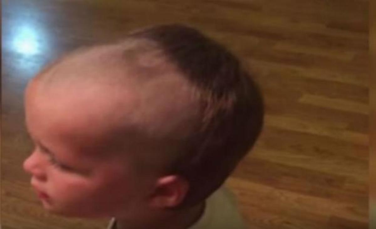 Αγοράκι πήρε την ξυριστική μηχανή του πατέρα του και ξύρισε το κεφάλι του – Δείτε πως έγινε!