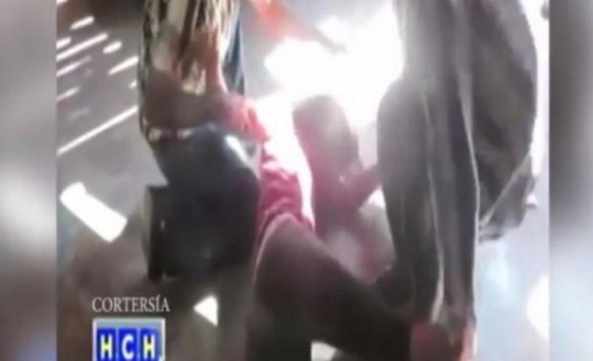 Εικόνες σοκ! Κάνουν εξορκισμό σε “δαιμονισμένη” 15χρονη (ΒΙΝΤΕΟ)