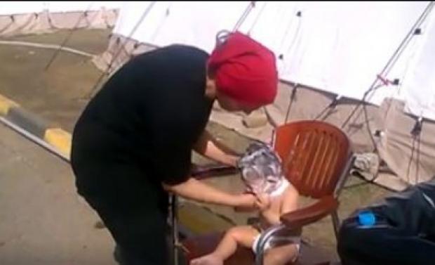 Δείξτε το βίντεο για να δει η Ευρώπη ότι δεν βρωμάμε! – Συγκλονίζει το μήνυμα των προσφύγων