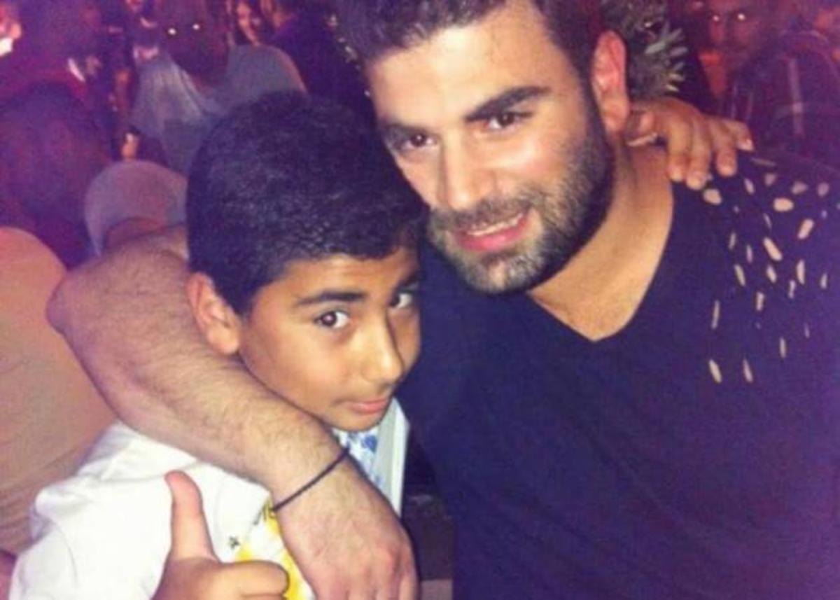 Συγκινεί ο μικρός αδελφός του Παντελή Παντελίδη – Παίζει τραγούδι του, με την κιθάρα του!