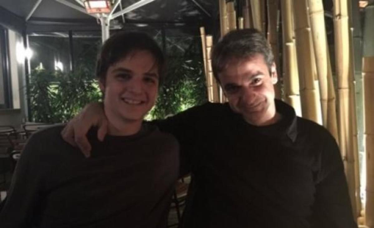 Η φωτογραφία του… 48άρη Κυριάκου με τον γιο του μετά τη μαραθώνια συνεδρίαση των πολιτικών αρχηγών