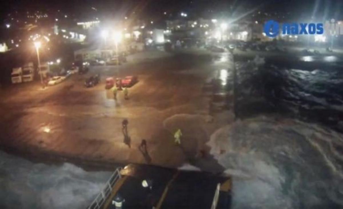 “Μάχη” με τα κύματα για το Blue Star Naxos στο λιμάνι της Πάρου – Εντυπωσιακό βίντεο