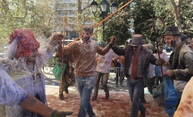 Έτοιμος για… τηγάνι ο Κώστας Μπακογιάννης! Αλευρομουτζουρώθηκε στο Σύνταγμα (ΦΩΤΟ)