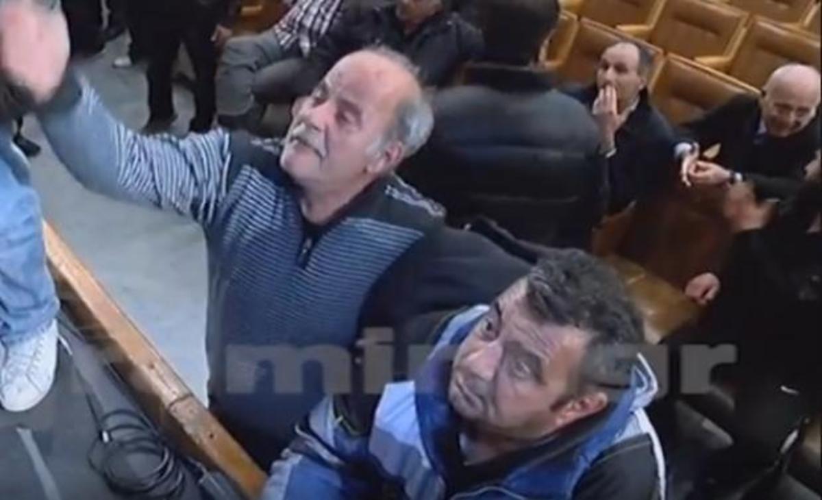 Καβάλα: Ντου αγροτών σε εκδήλωση του ΣΥΡΙΖΑ – Διέκοψαν ομιλία του βουλευτή Σ. Φάμμελου – ΒΙΝΤΕΟ