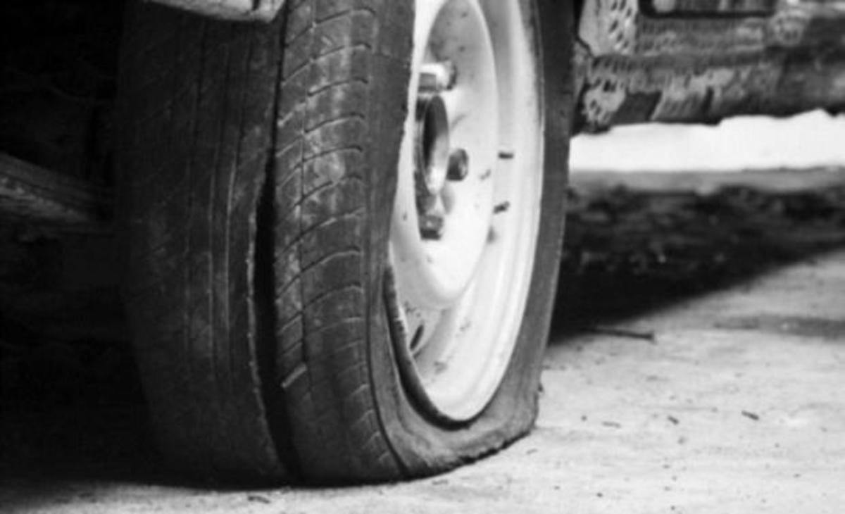 Θεσσαλία: Περίεργο “χόμπι”! Έσκισε με… ξιφολόγχη τα λάστιχα από 43 αυτοκίνητα!