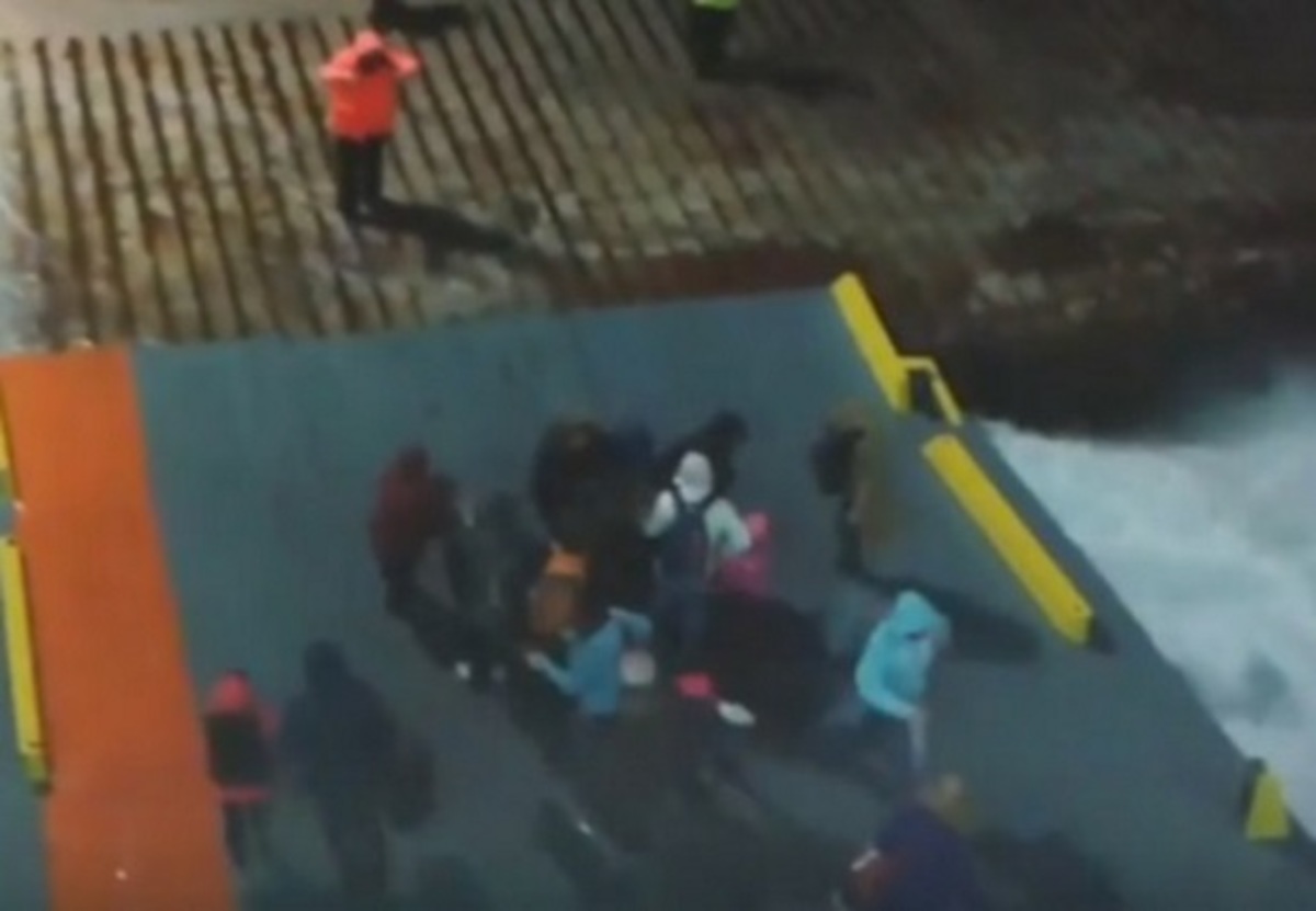 Η επεισοδιακή προσέγγιση του ”Νήσος Μύκονος” στο λιμάνι με 9 μποφόρ