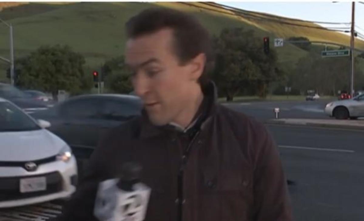 Τροχαίο σε ζωντανή σύνδεση! Το αυτοκίνητο έπεσε πάνω στην κάμερα – Από θαύμα ζει ο ρεπόρτερ και ο κάμεραμαν!