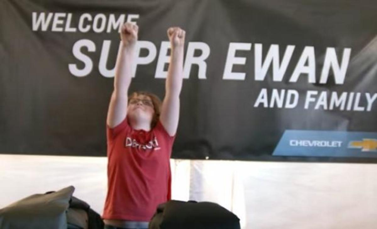 Έβαζε την μπέρτα του και τάιζε αστέγους – Απίστευτη επιβράβευση σε 9χρονο (ΒΙΝΤΕΟ)