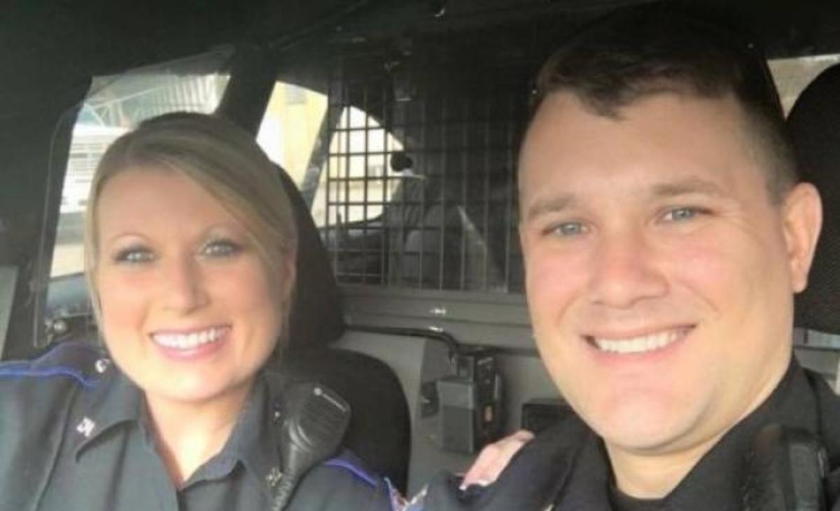 Η φωτογραφία με 2 αστυνομικούς που έγινε viral στο facebook