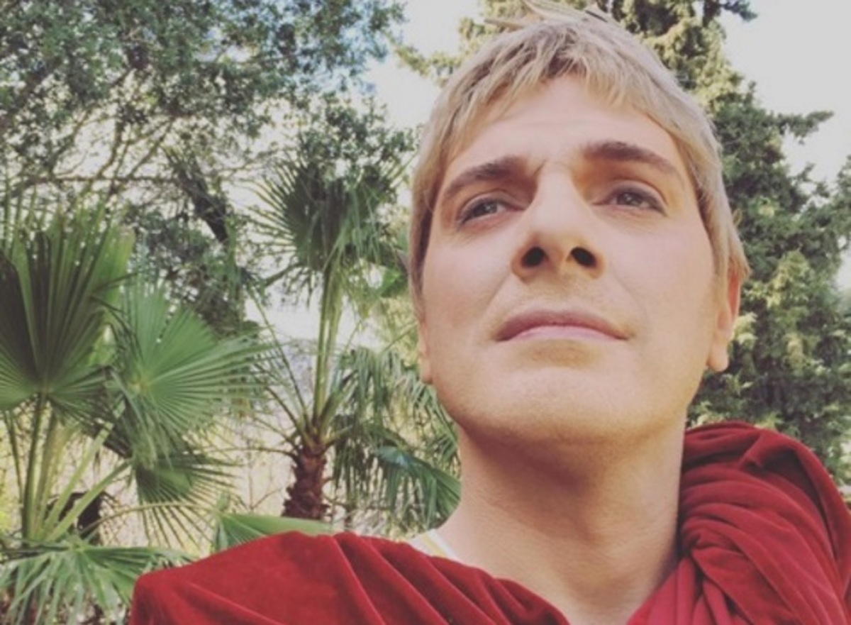 Απίστευτη μεταμφίεση! Μπορείτε να αναγνωρίσετε τον παρουσιαστή;