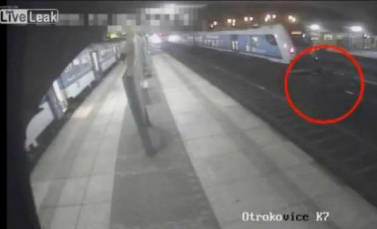 Πήγαν να περάσουν απέναντι μέσα από τις σιδηροδρομικές γραμμές – Δείτε τι έπαθαν!