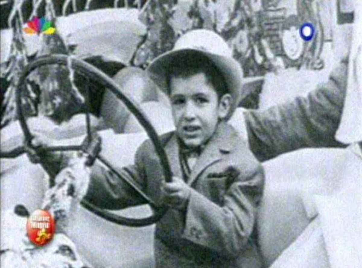 Αναγνωρίζετε τον πιτσιρικά της φωτογραφίας;