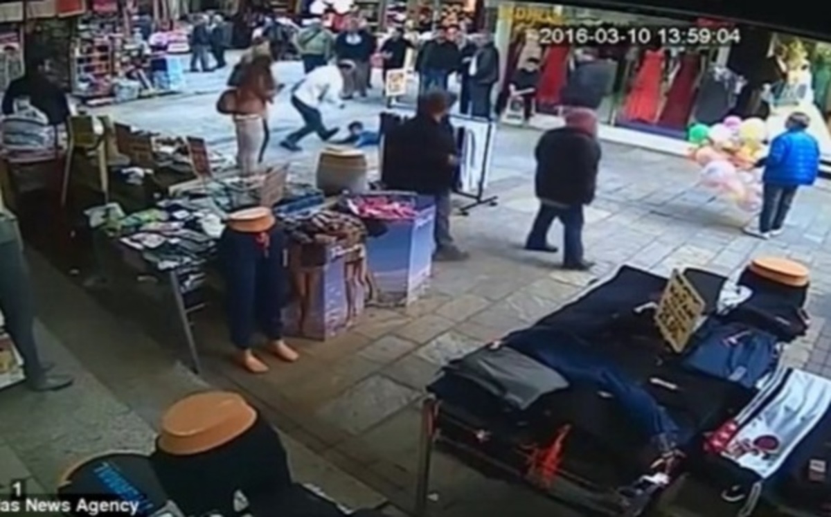 Άνδρας ξυλοφορτώνει προσφυγόπουλο και οι περαστικοί αντιδρούν