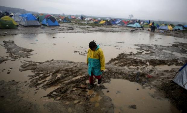 Εφιάλτης στα λασπόνερα για χιλιάδες πρόσφυγες στην Ειδομένη (ΦΩΤΟ, ΒΙΝΤΕΟ)