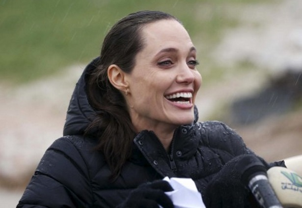 Στον Πειραιά η Angelina Jolie – Περιοδεία στους καταυλισμούς προσφύγων στην Αττική – Αργότερα στην Ειδομένη