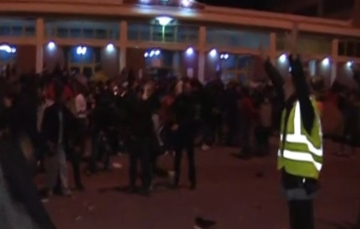 Άγρια επεισόδια μεταναστών στον Πειραιά – ΒΙΝΤΕΟ