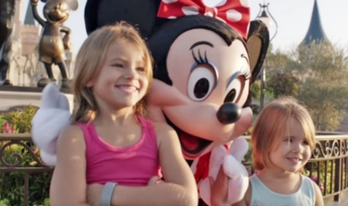 2 Κoριτσάκια ποζάρουν για μια φωτογραφία στην Disney. Προσέξτε τα χέρια της Μίνι…
