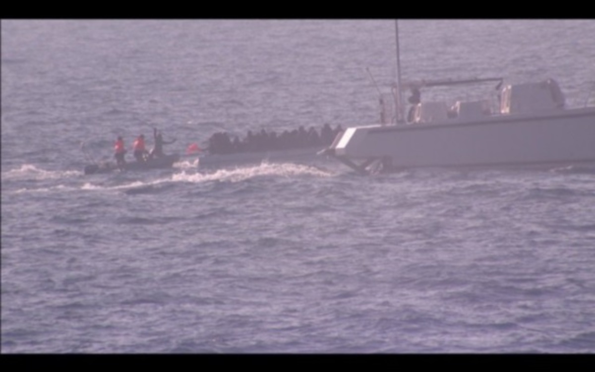 On camera: Η δολοφονική επίθεση Τούρκων λιμενικών σε βάρκα γεμάτη πρόσφυγες στα ανοικτά του Αγαθονησίου!
