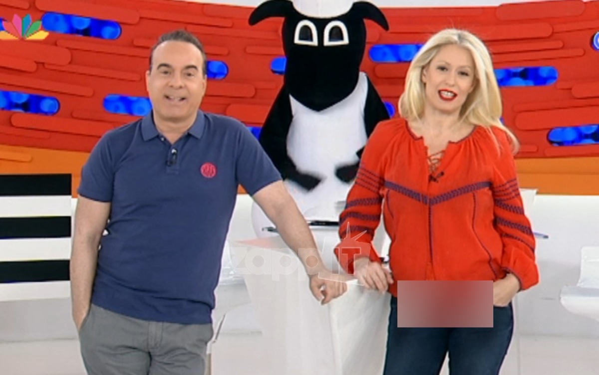 Μαρία Μπακοδήμου: Βγήκε στον αέρα με το φερμουάρ της διάπλατα ανοιχτό!