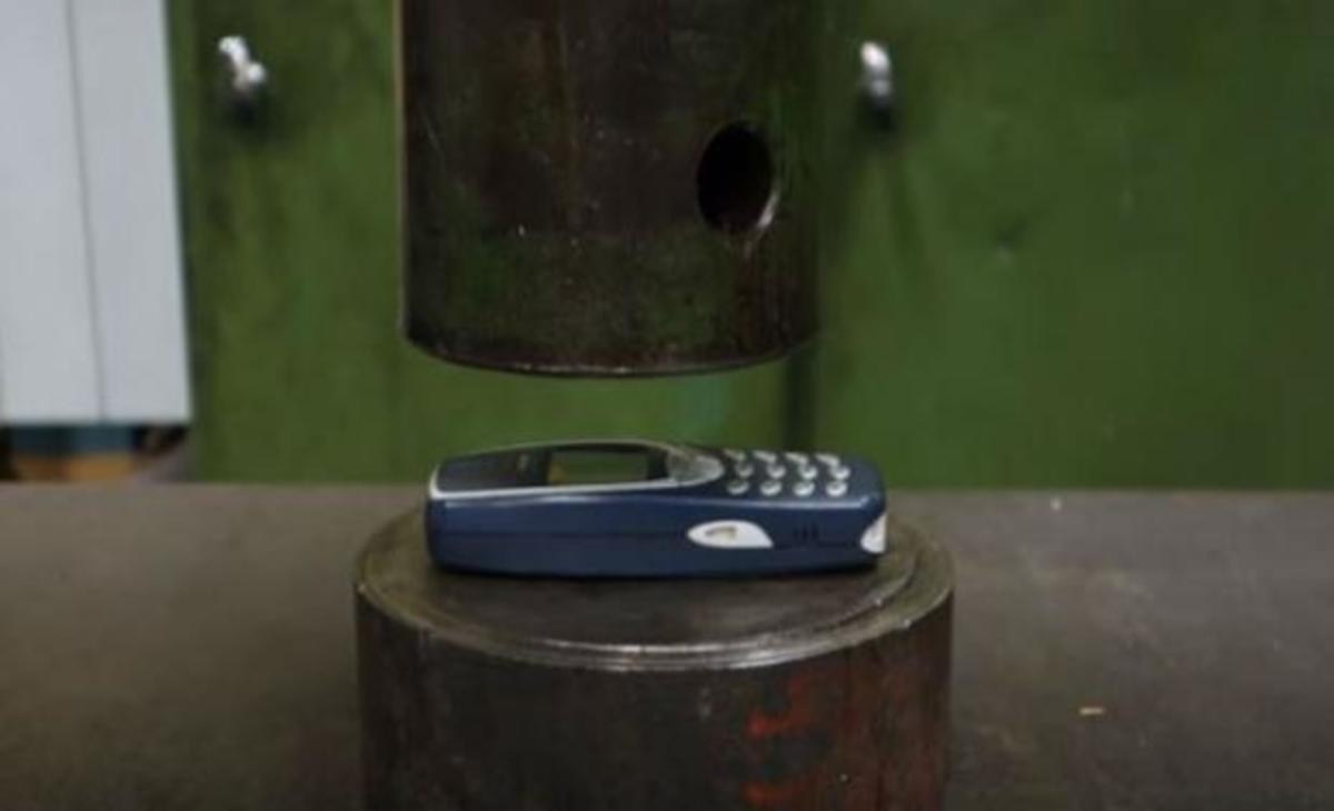 Θυμάστε το θρυλικό Nokia 3310 με το φιδάκι; Δείτε πως έγινε κάτω από μια πρέσα!