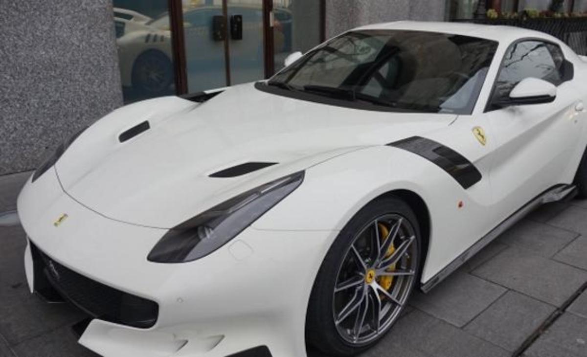 Ποιος πασίγνωστος “τηλεοπτικός” σεφ αγόρασε αυτή τη Ferrari;