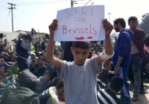 Η Ειδομένη κλαίει για τις Βρυξέλλες – Η φωτογραφία που συγκινεί