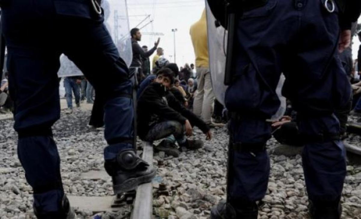 Έτοιμη να “εκραγεί” η Ειδομένη! Γκρέμισαν κάγκελα οι πρόσφυγες – Νέα ένταση στα σύνορα
