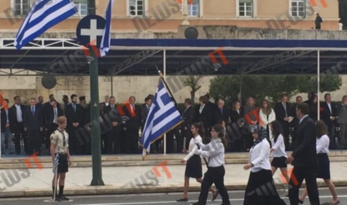 Παρέλαση: Η μαθήτρια με τη μαντήλα που έκλεψε τα βλέμματα στο Σύνταγμα