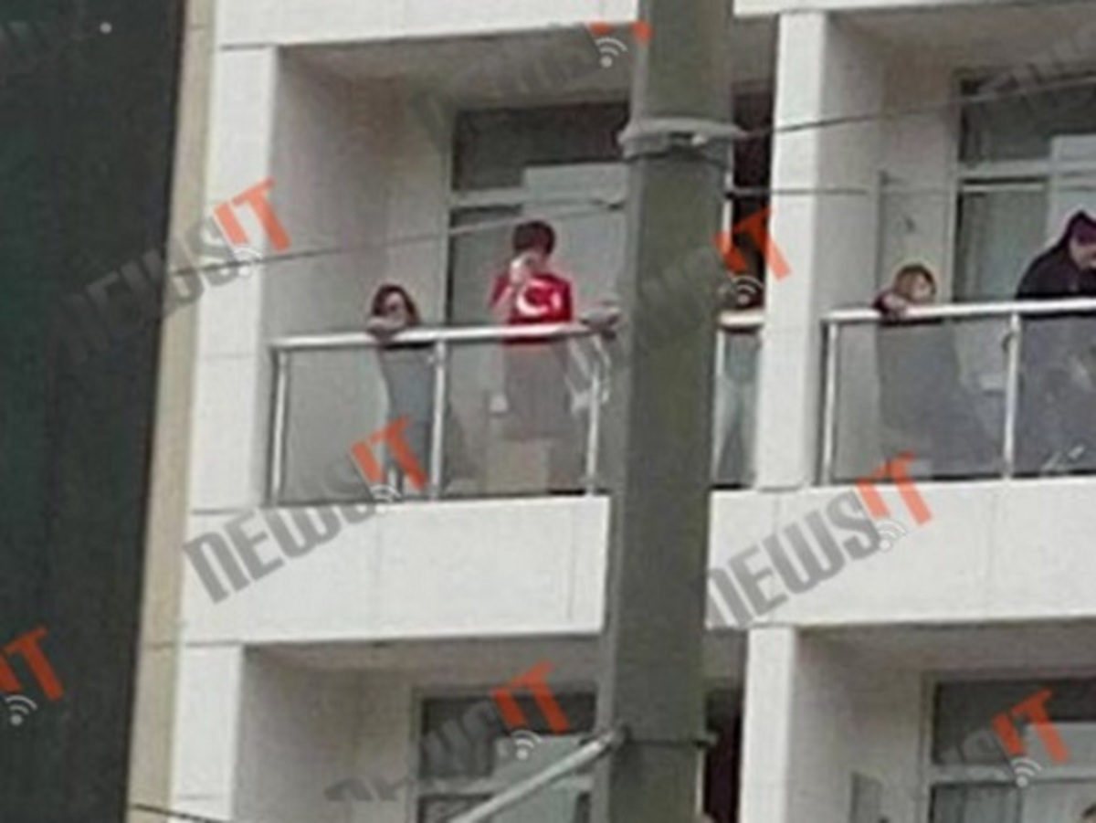 Παρέλαση: Οργή για τον τουρίστα με την τούρκικη σημαία