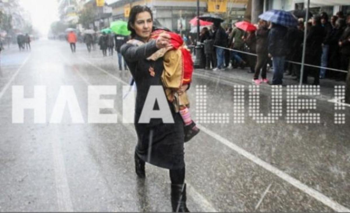 Πήρε αγκαλιά το παιδί της και… έκανε μόνη της παρέλαση στη βροχή! ΒΙΝΤΕΟ