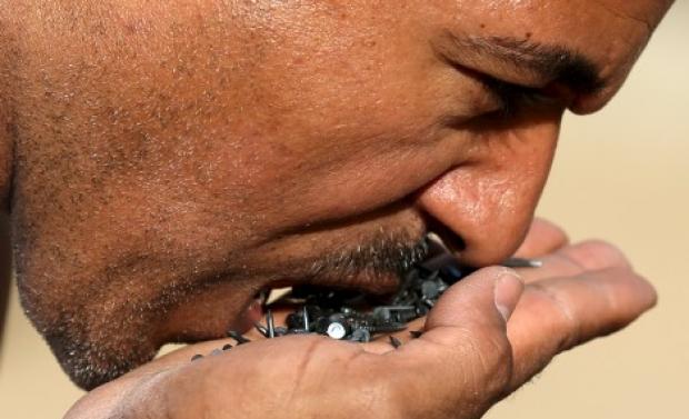 Ο “κουταλιανός” της Αιγύπτου! Καταπίνει καρφιά, τρώει σπασμένα γυαλιά – ΦΩΤΟ