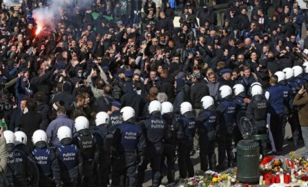 Γυαλιά καρφιά οι Βρυξέλλες στο μνημόσυνο για τα θύματα – Προκλητικοί νεοναζί διέλυσαν την πορεία