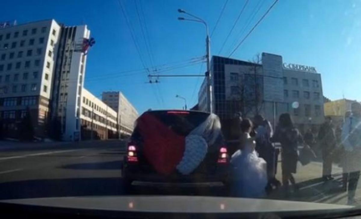 Νύφη και πεθερά χτυπούν τον γαμπρό μετά τον γάμο! (ΒΙΝΤΕΟ)