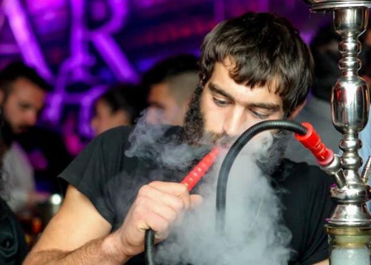 Στάθης Στιβακτάκης: Ο sexy κρητικός αγρότης χαλαρώνει καπνίζοντας ναργιλέ!
