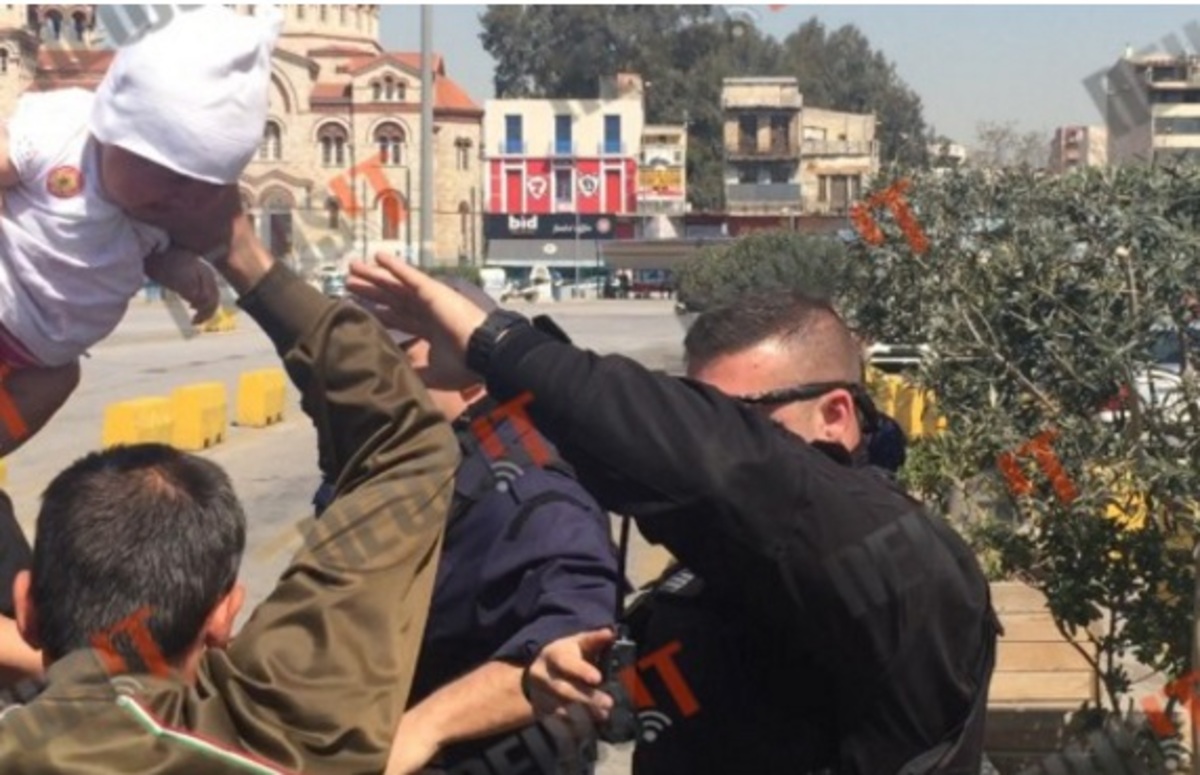 Χάος στο λιμάνι του Πειραιά! Η στιγμή που πρόσφυγας προσπαθεί να πετάξει μωρό πάνω σε λιμενικό!