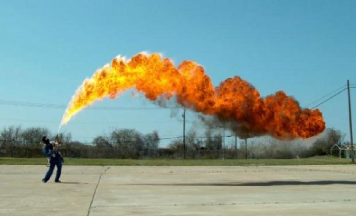 Απίστευτο βίντεο: Δείτε πως λειτουργεί το φλογοβόλο σε αργή κίνηση!