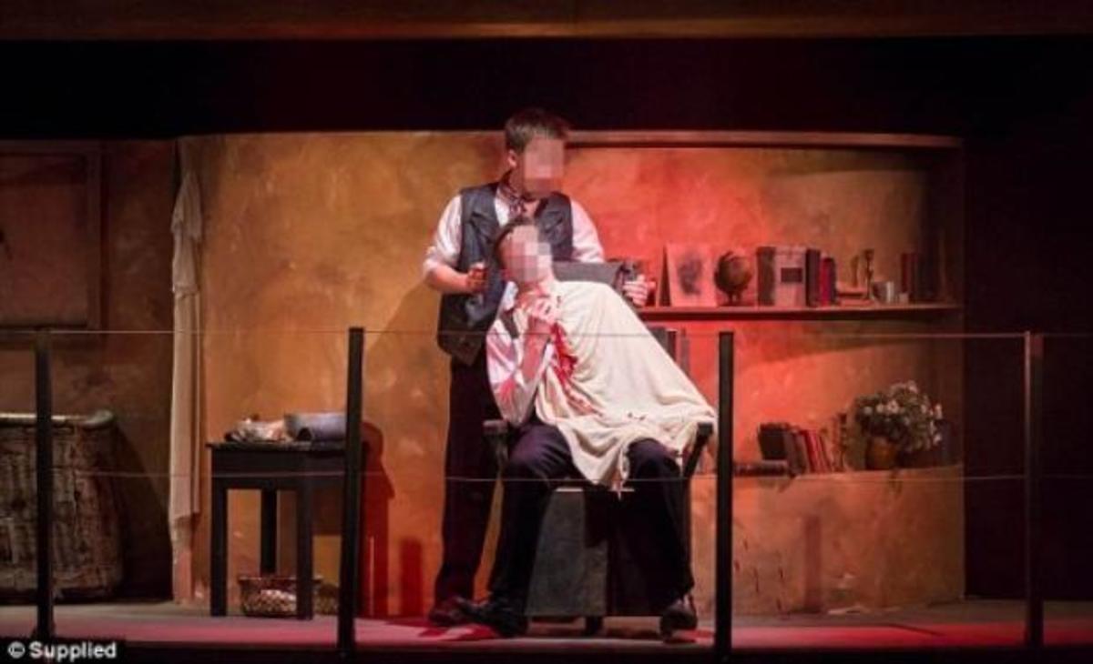 Τρόμος σε σχολική παράσταση! 2 μαθητές με κομμένο λαιμό στο “Sweeney Todd”