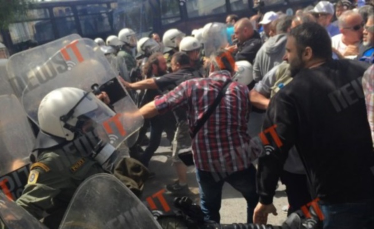 Ξύλο, χημικά και φιέστα για την ιδιωτικοποίηση του ΟΛΠ! Ήρθαν στα χέρια ΜΑΤ και λιμενεργάτες