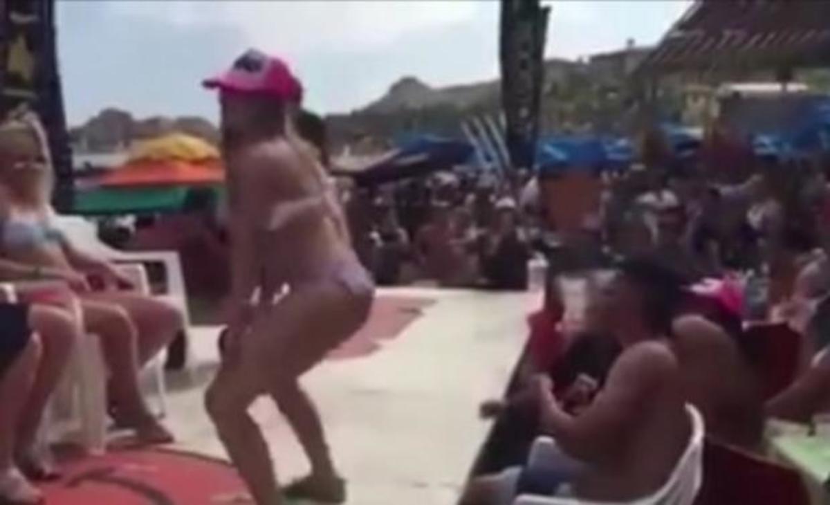 Μοίρασε εγκεφαλικά με το twerking και έχασε τη δουλειά της! (ΒΙΝΤΕΟ)