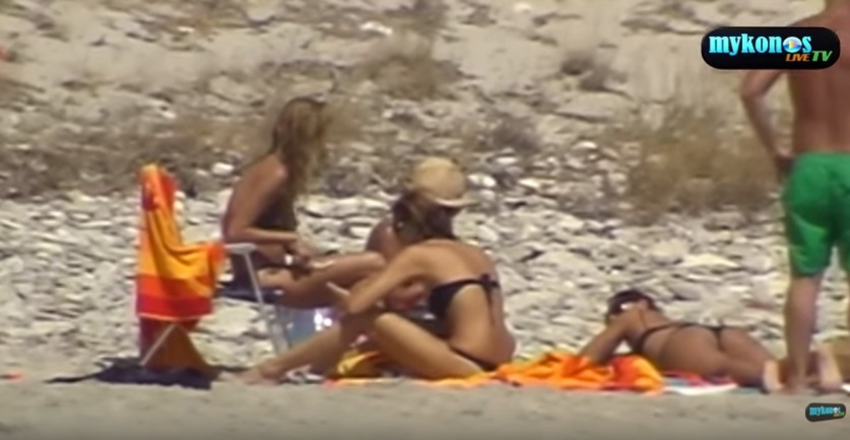 H Μόνικα Μπελούτσι με μπικίνι στην Μύκονο, παρέα με Κωστόπουλο και Μπαλατσινού!