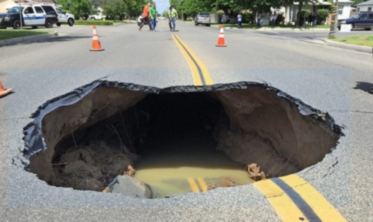 Τα σπάει το βίντεο στο Facebook – Η στιγμή που ο δρόμος εξαφανίζεται