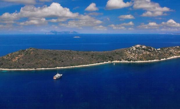 Έλληνας τραγουδιστής: «Δεν είχα τι να κάνω τα λεφτά μου και είπα να αγοράσω ένα νησί»!