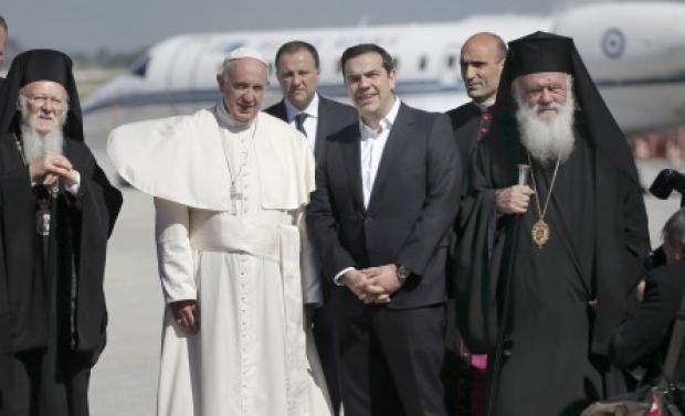 Στη Λέσβο ο Πάπας Φραγκίσκος! Τον υποδέχτηκε ο Αλέξης Τσίπρας!